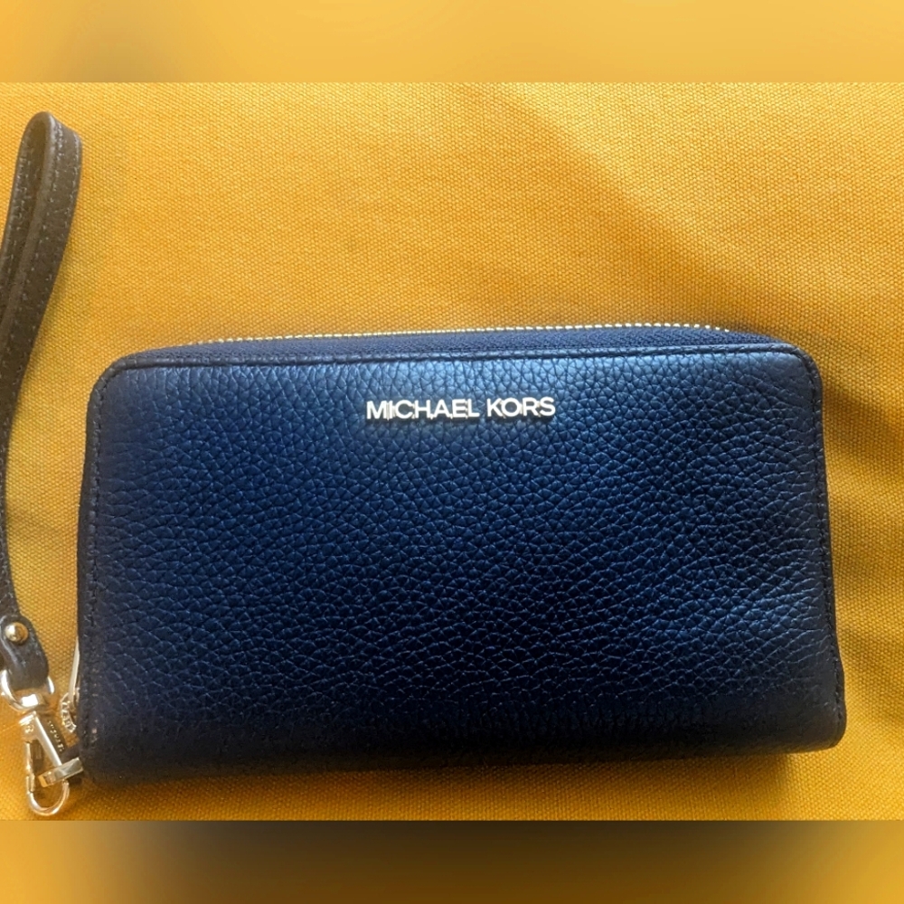 Michael Kors Jet Set Travel Large Flat Zip MF Phone Case Wristlet Wallet